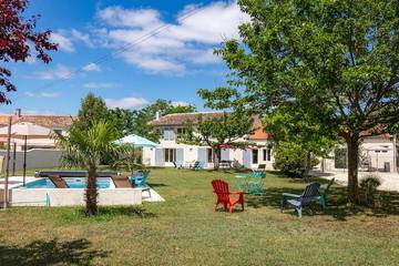 Gîte pour 4 personnes, avec terrasse ainsi que piscine et jardin à Balanzac