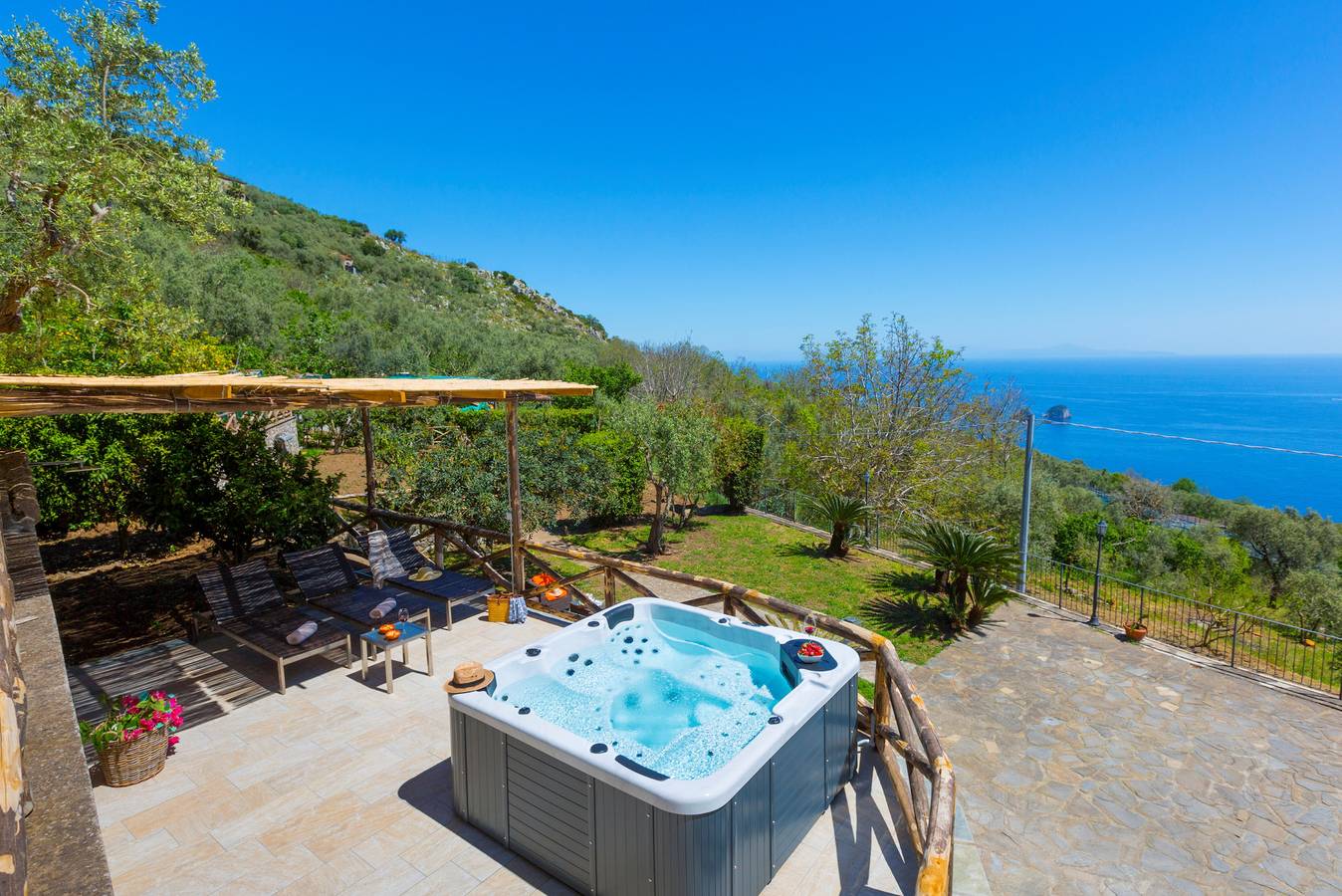 Amore Rentals - Villa Ambra con Vasca Idromassaggio, Giardino e Vista Mare in Torca, Neapel Provinz