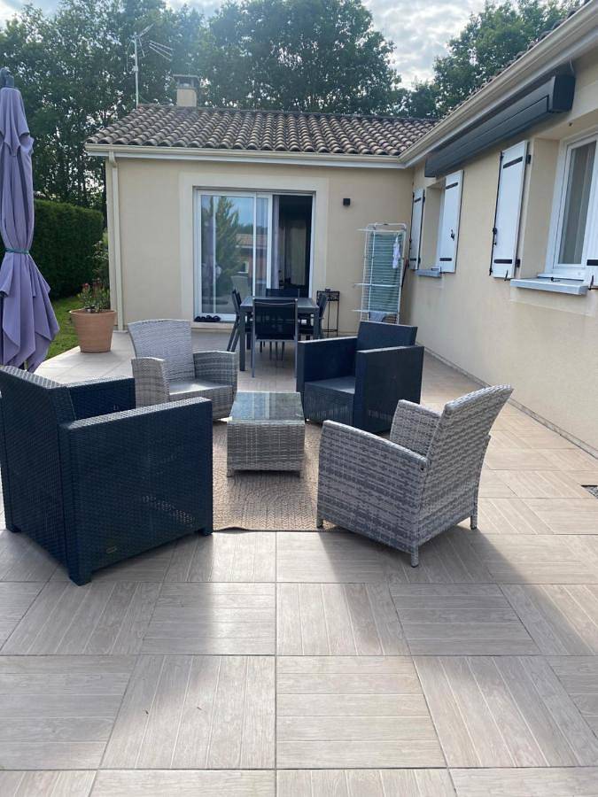 Location de vacances pour 2 personnes, avec terrasse et piscine ainsi que vue et jardin à Sadirac - 4