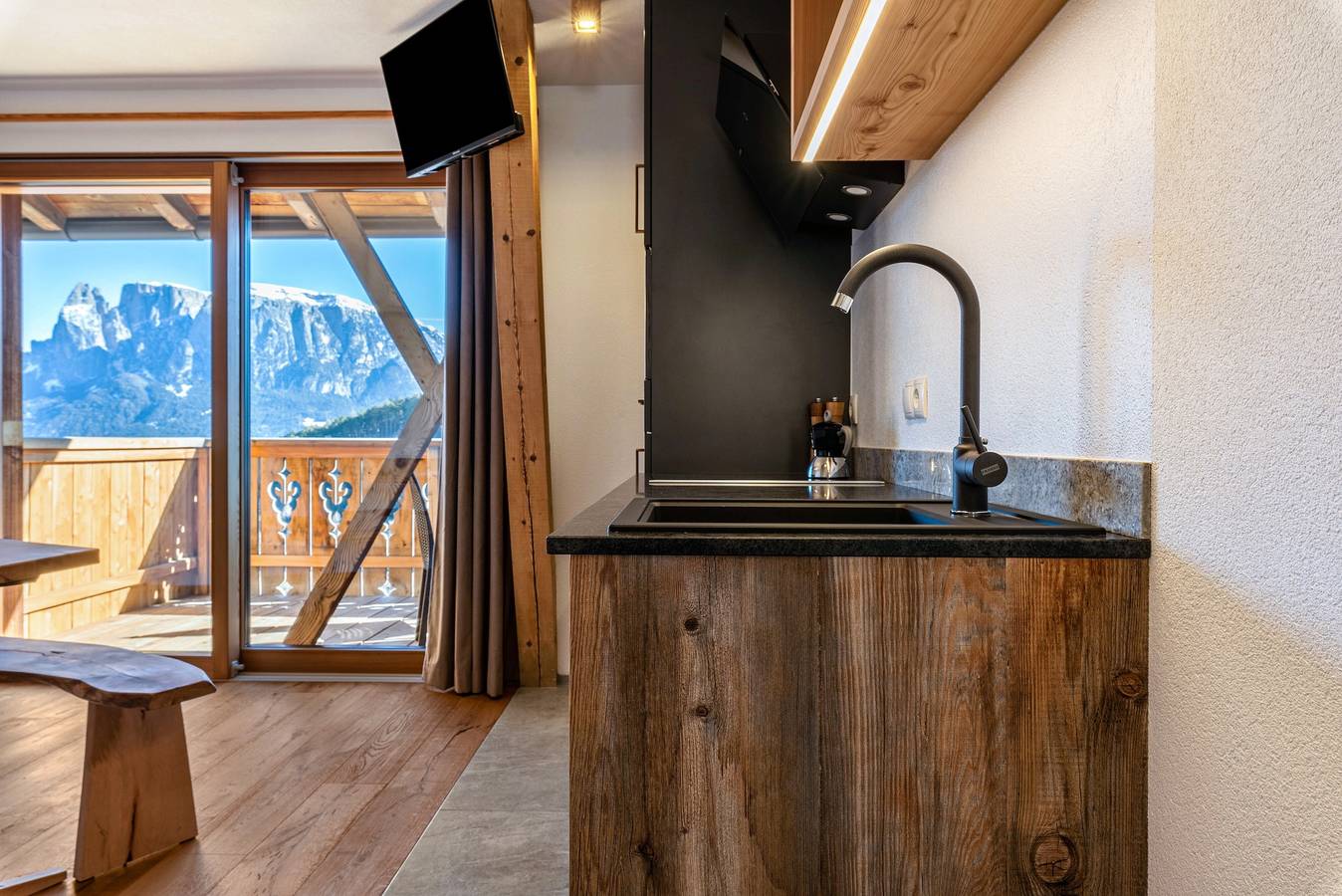 Ganze Wohnung, Ferienwohnung "Aschnerhof Holzherz" mit Bergblick, Privatem Balkon & Wlan in Ritten, Sarntaler Alpen
