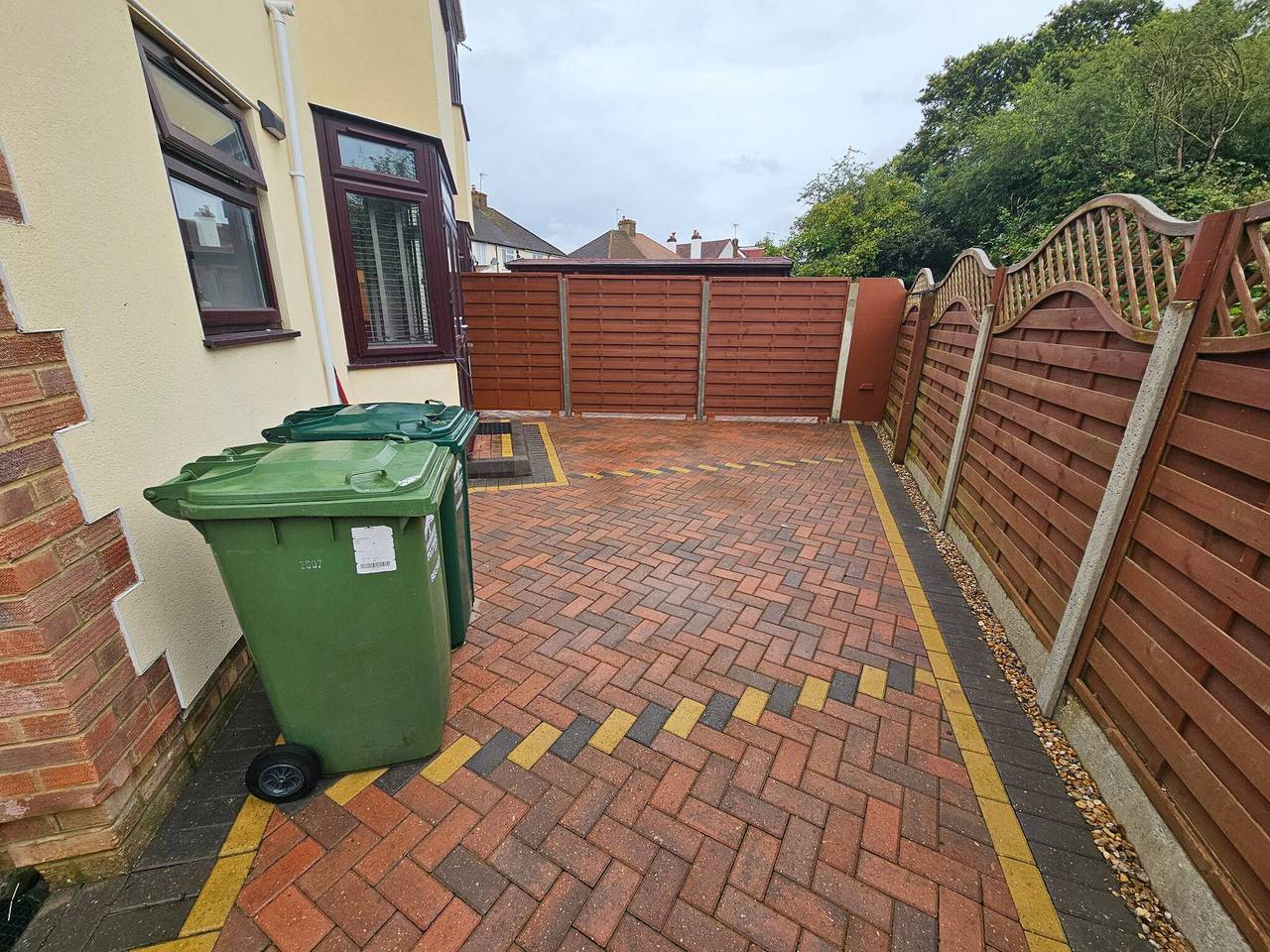 Serene 5-Bedroom House in Staines-upon-Thames with Garden in Thorpe Park, Surrey