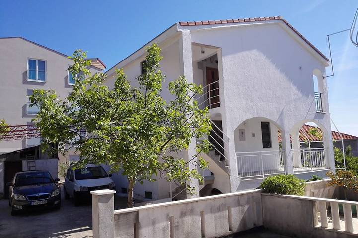 Ferienwohnung für 5 Personen, mit Balkon und Garten in Trogir