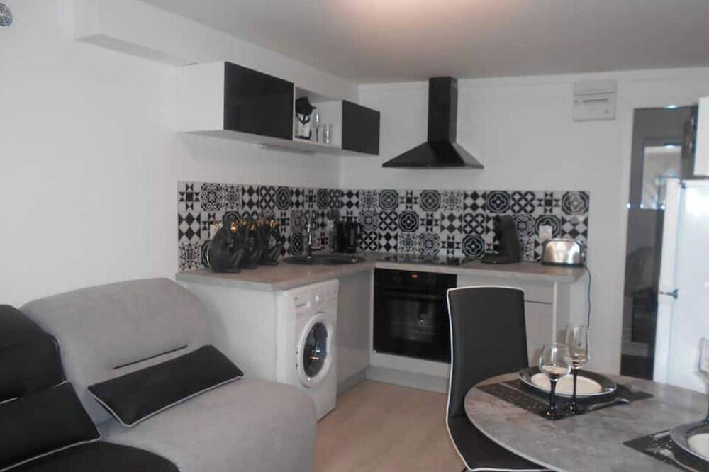 Entire apartment, Residence Valissou - Black and white apartment decoration in Châteauroux, Châteauroux region