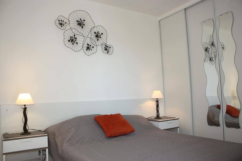 Entire apartment, At 6km from St Cyr sur Mer and with free Parking 100m from the beach of St Cyr. in La Cadière-d'Azur, Toulon region