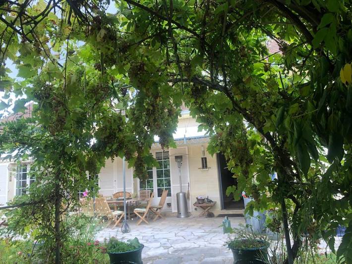 Chambre d’hôte pour 2 personnes, avec jardin ainsi que vue et terrasse à Méré