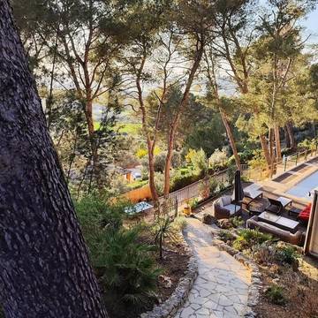 Gîte pour 4 personnes, avec sauna et vue ainsi que jardin et piscine, animaux acceptés à Velaux