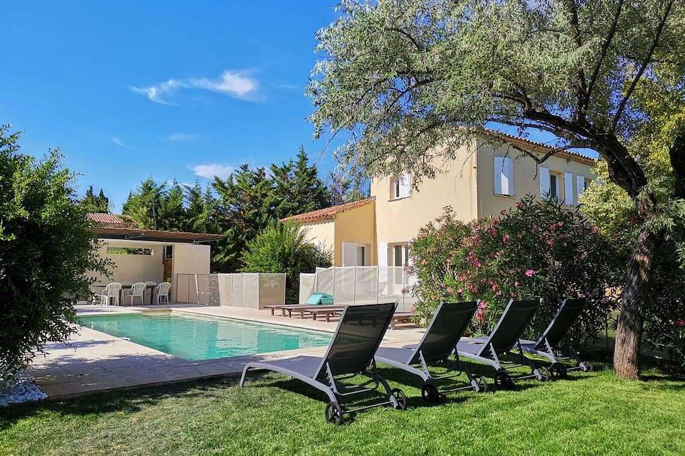 Bastide des tilleuls beautiful, quiet, shady property on the heights of Noves in Noves, Arles region