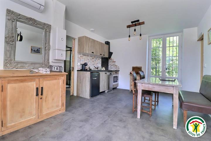 Gîte pour 4 personnes, avec jardin à Épinouze