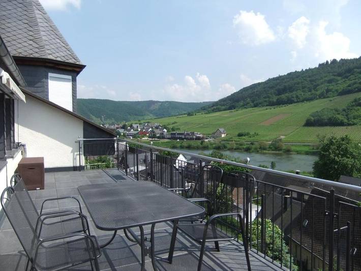 Ferienwohnung für 4 Personen, mit Balkon und Terrasse sowie Ausblick in Valwig