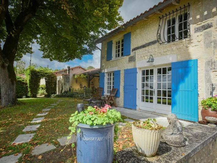 Location de vacances pour 18 personnes, avec piscine ainsi que terrasse et jardin à Lusignac