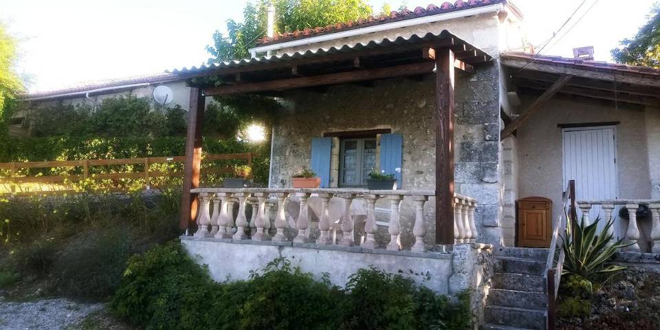 Location de vacances pour 2 personnes, avec vue ainsi que piscine et jardin, animaux acceptés à Nanteuil-Auriac-de-Bourzac - 2