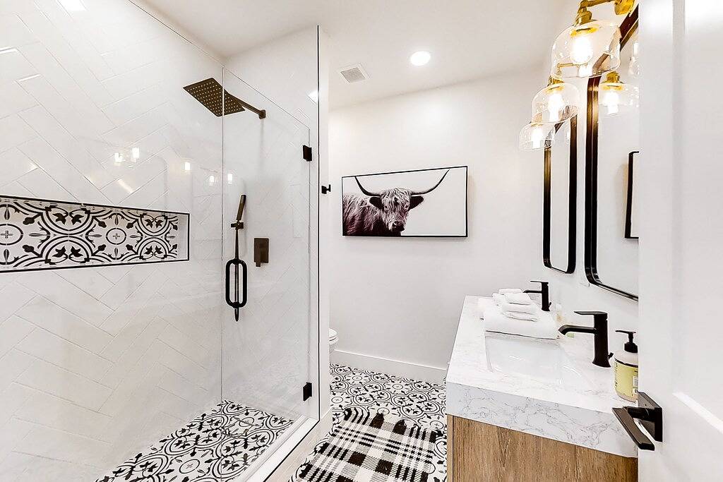 Waterfront gem on Norris Lake w/ dock, sunset lake views, decks, and firepit in Norris Lake