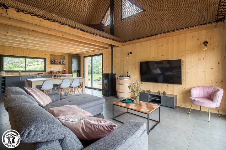 Gîte pour 7 personnes, avec sauna et vue ainsi que terrasse et jardin à Chambon-sur-Lac - 4