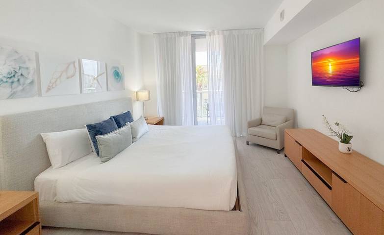 Vacation rental for 2 people, with balcony and pool, kid friendly in Hallandale Beach
