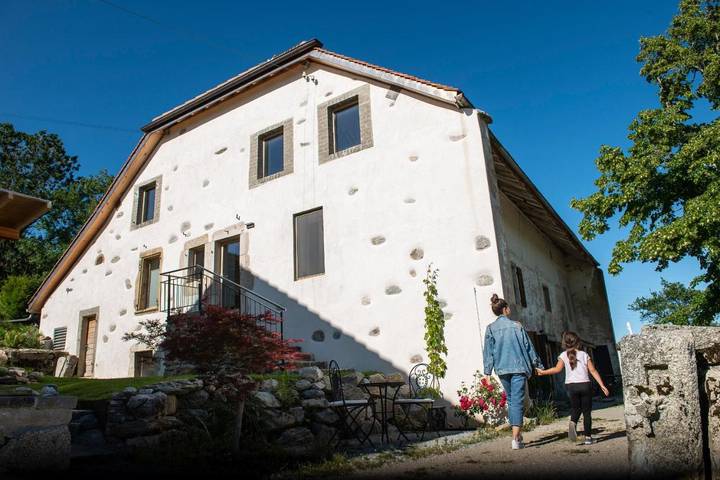 Chambre d’hôte pour 4 personnes, avec Terrasse et Jacuzzi ainsi que Jardin et Vue sur le lac