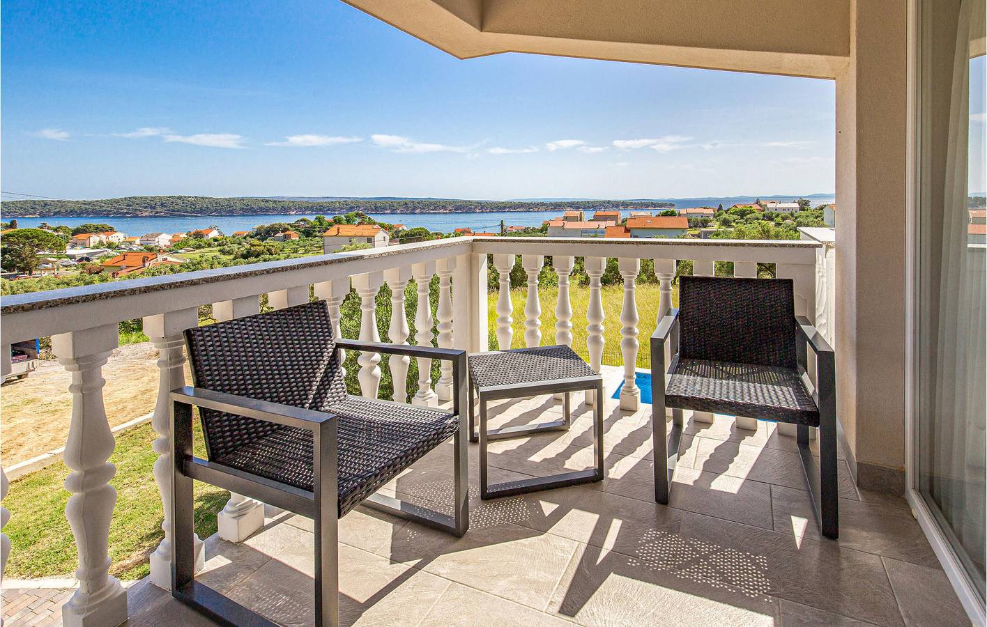 Apartment am Meer mit Terrasse, Parkplatz und WLAN – 2 km vom Strand entfernt in Banjol, Rab