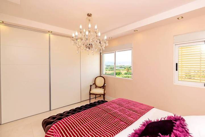 Apartamento entero, The White Apartment: Luxury, Beach and Design. in Playa Puebla de Farnals, Puebla de Farnals