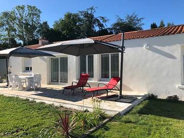 Gîte pour 6 personnes, avec terrasse à Rouans