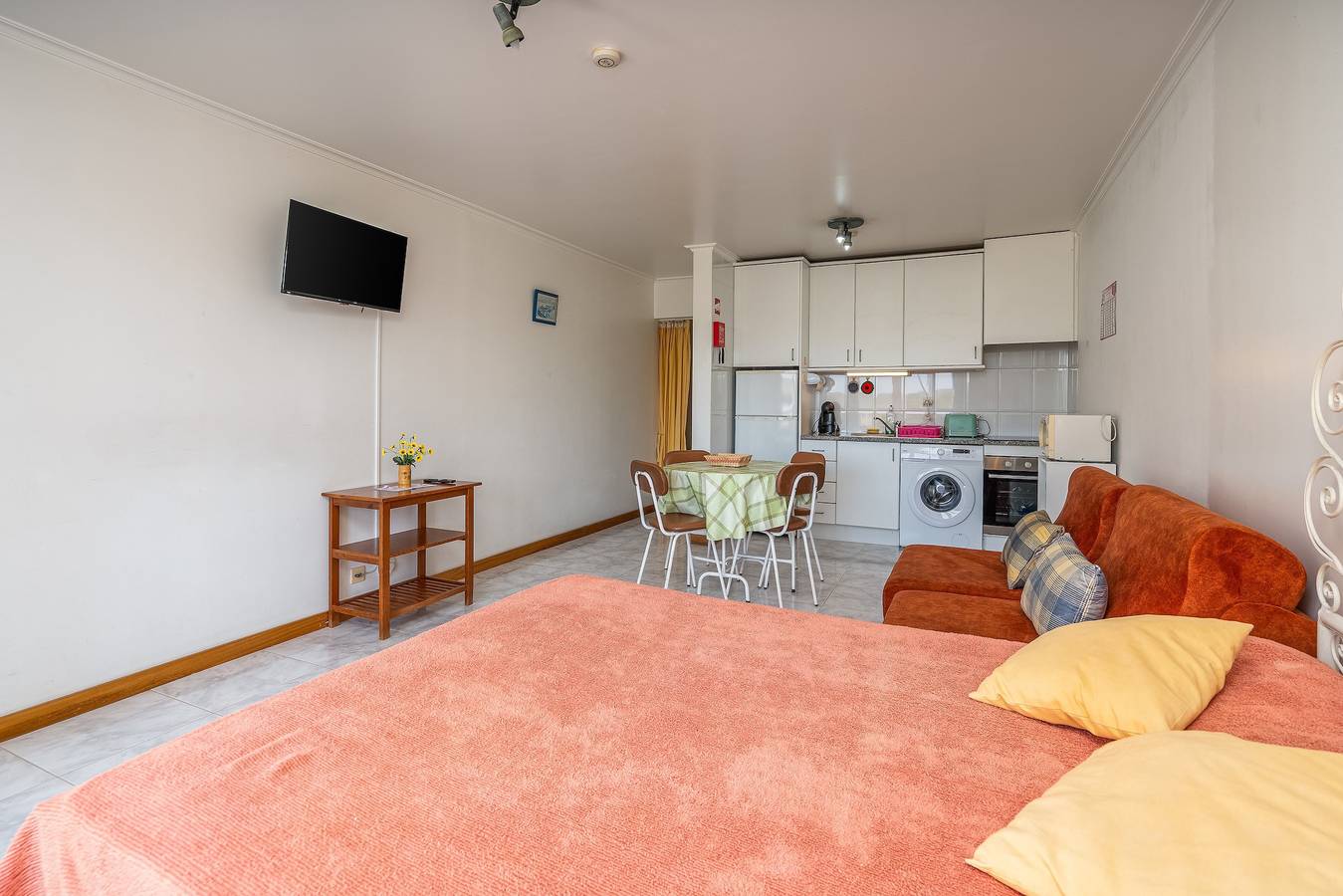 Ganze Wohnung, Apartment 'Porto Seguro' mit Meerblick, Gemeinschaftspool und Gemeinschaftsgarten in Praia da Rocha, Portimão