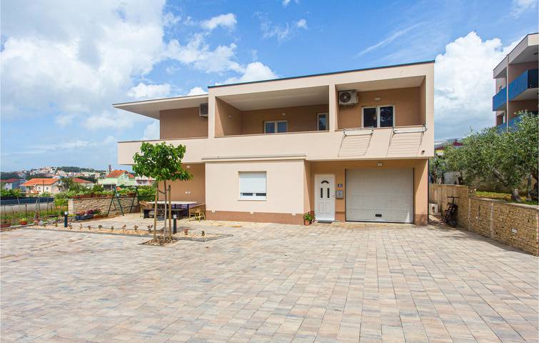 Entire holiday apartment, Charming 2km from Strobec Beach: WiFi, AC, Parking & Terrace in Podstrana, Split-Dalmatia