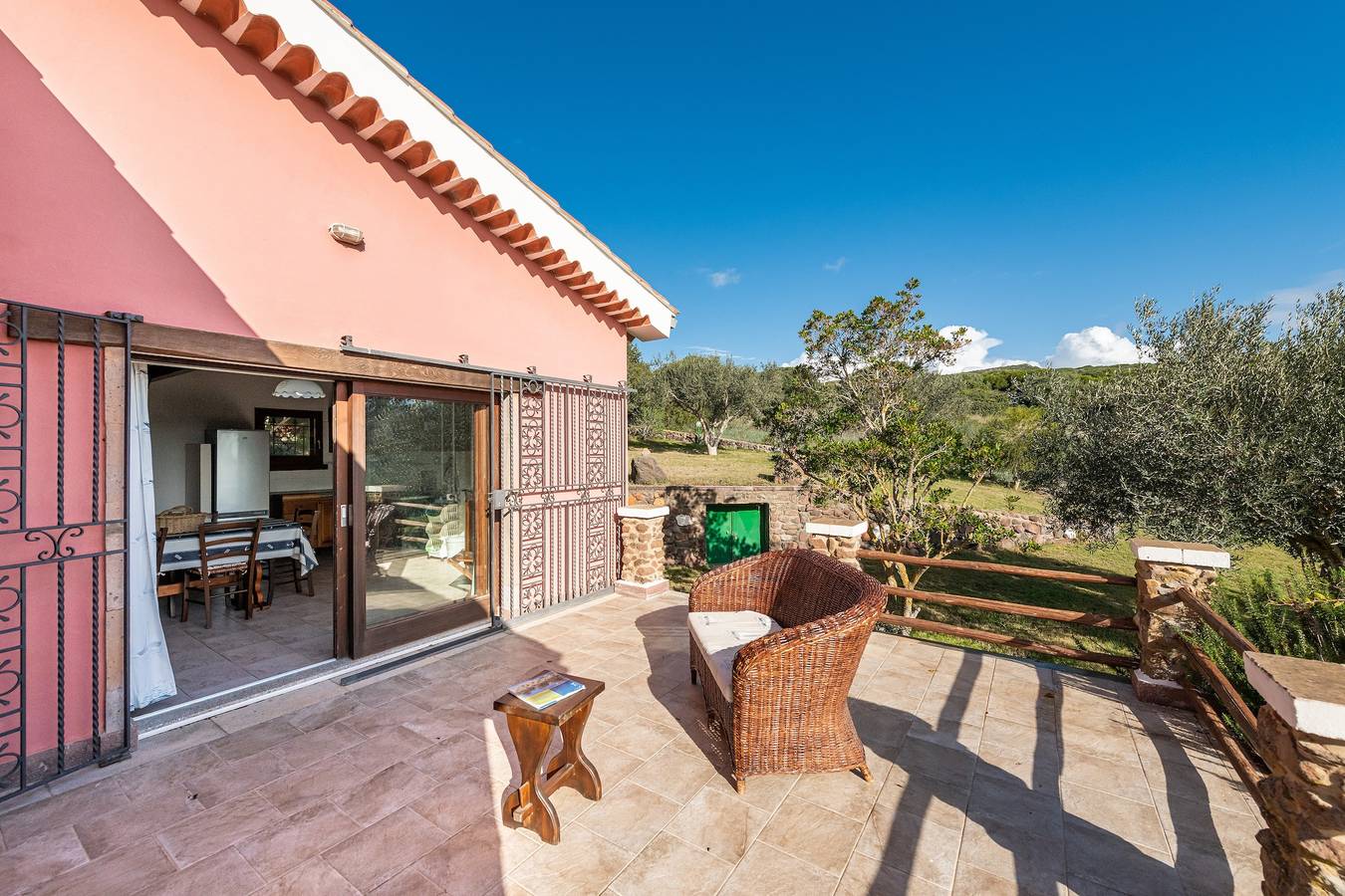 Ganze Wohnung, Ferienwohnung 'Ambra One' mit Bergblick, Privatem Garten & Terrasse in Sant'Antioco