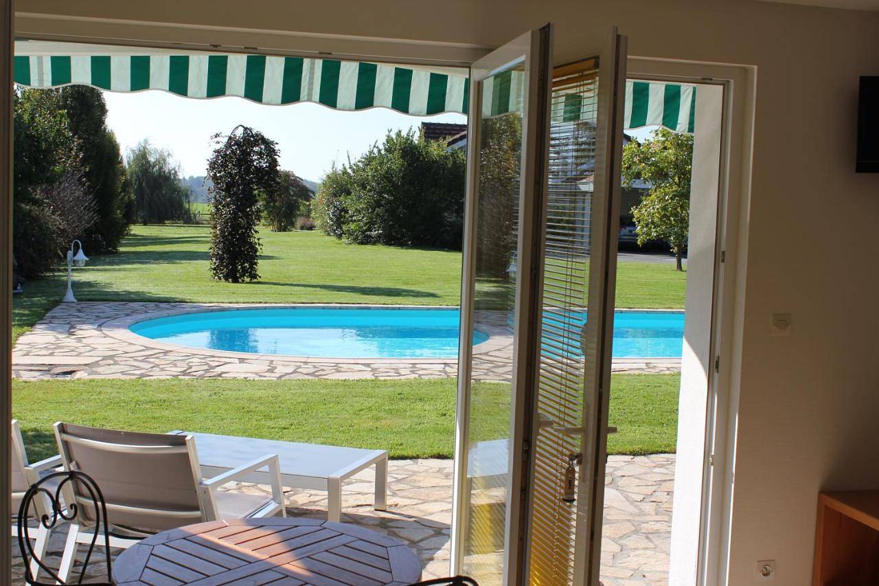 Appartement entier, Apartment with Pool View in Foussemagne, Territoire de Belfort