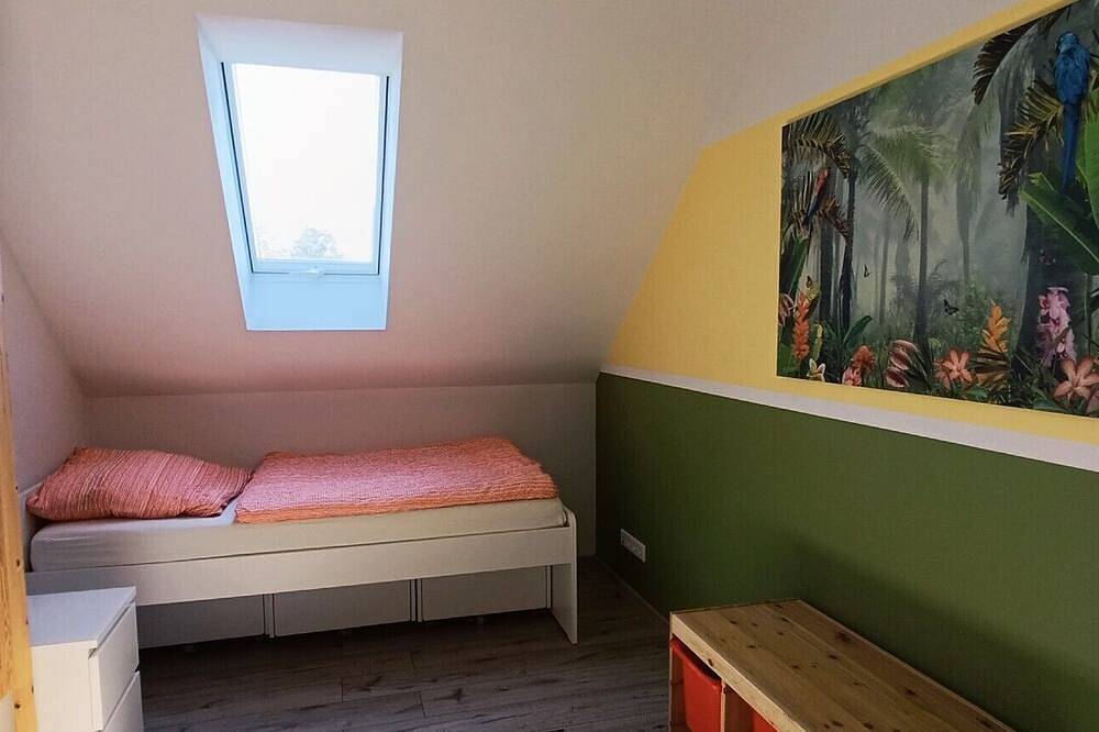 Moderne Doppelhaushälfte mit überdachter Terrasse und eingezäunten Garten. in Baunatal, Hessisches Bergland