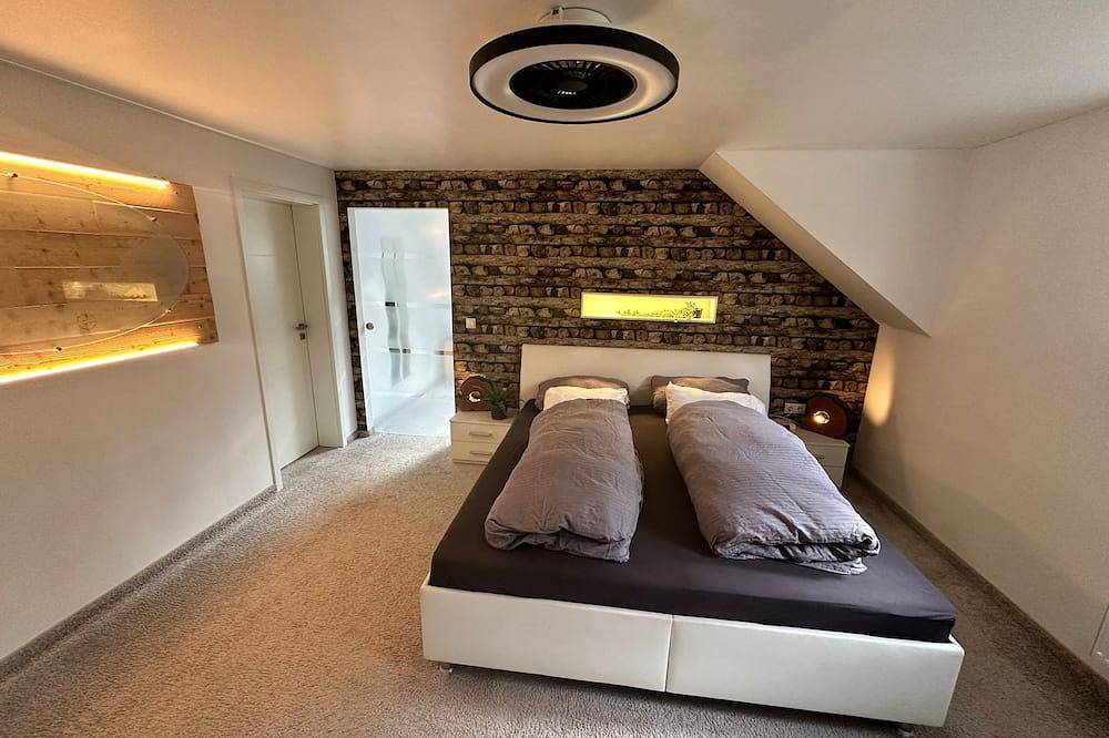 Entire apartment, Luxus-dachgeschoos Ferienwohnung Parkblick mit Dachterrasse , Kamin , 2 Sz in Bad Elster, Chemnitz (region)