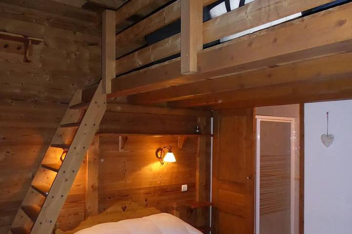 Entire apartment, Alpine apartment with south balcony, near Courchevel in Bozel, Massif de la Vanoise