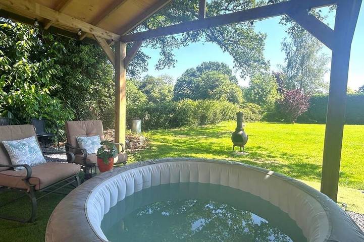 Glamping for 2 people, with hot tub in Carmarthenshire