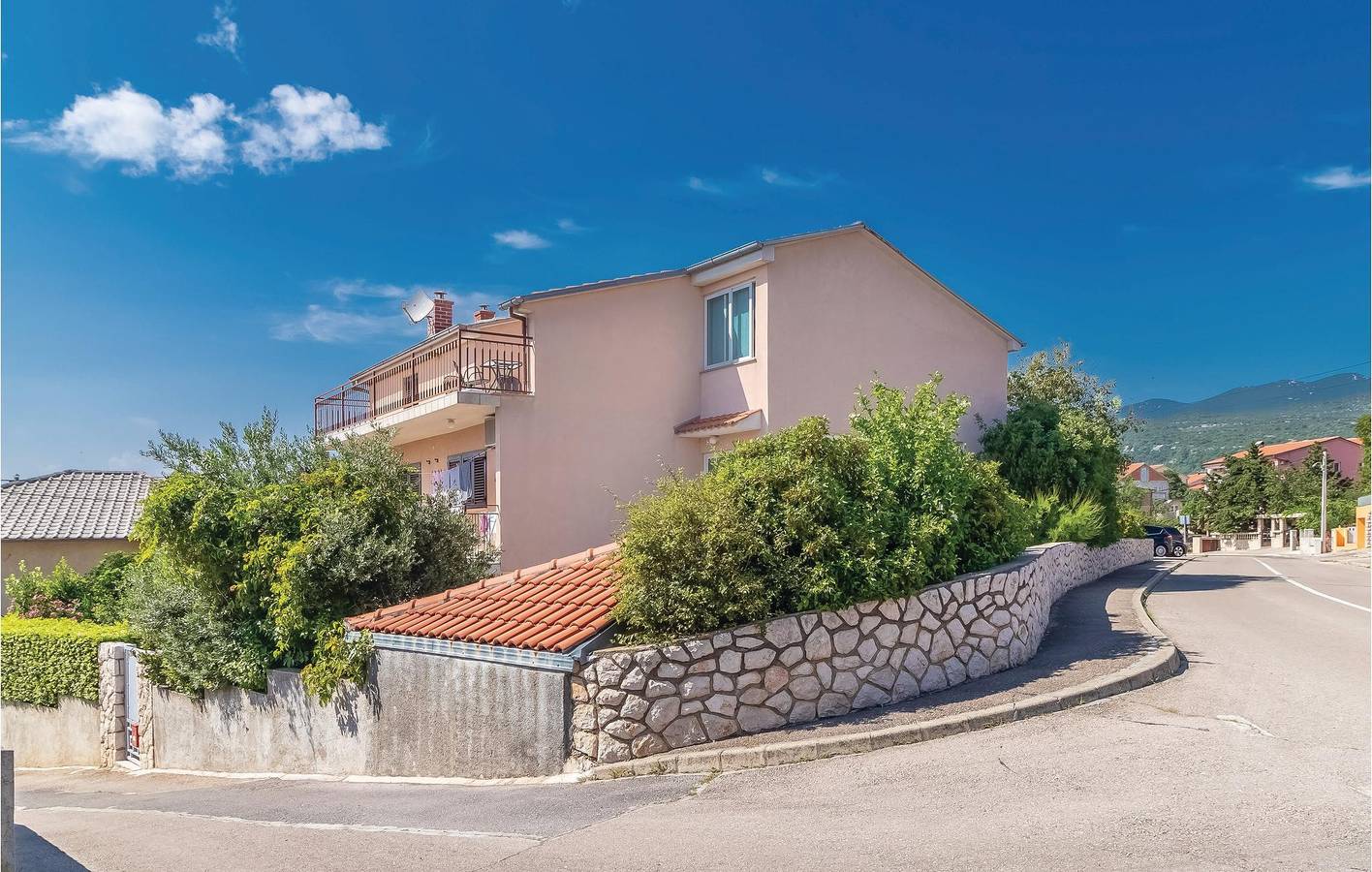 Ganze Ferienwohnung, Apartment mit Meerblick und Terrasse: 2 km zum Strand, Parkplatz & WLAN in Novi Vinodolski, Primorje-Gorski Kotar