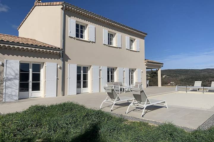 Location de vacances pour 8 personnes, avec jardin à Saint-André-de-Cruzières