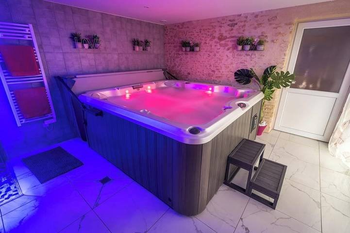 Location de vacances pour 2 personnes, avec Jacuzzi ainsi que Terrasse et Jardin à Arçay