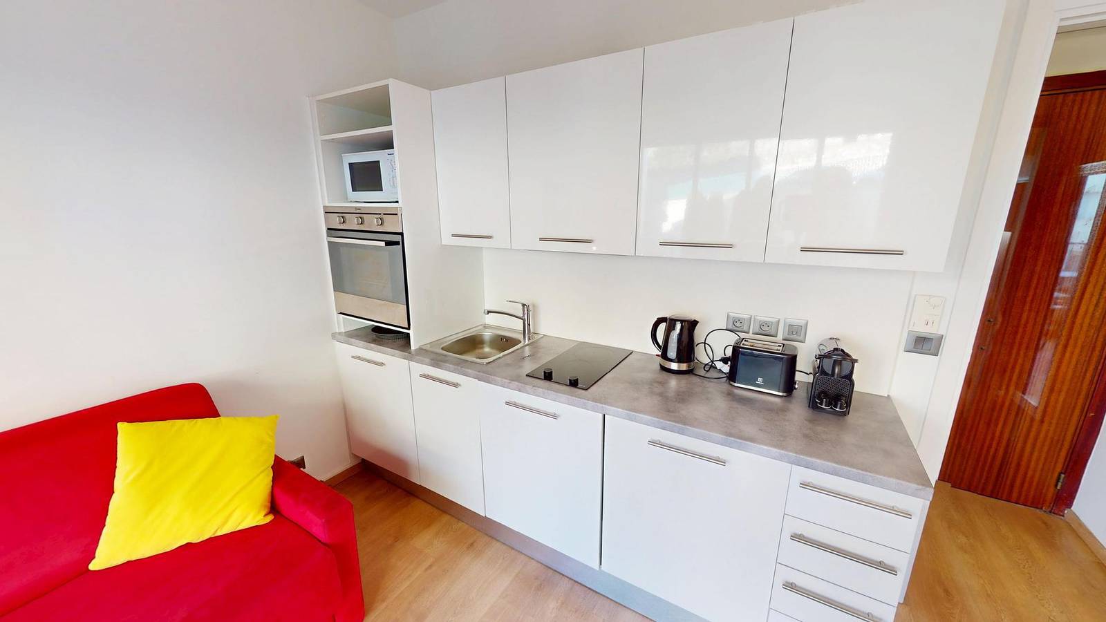 Entire studio, Lovely, quiet, air-conditioned studio with terrace close to the beaches and the center (1Rp) in Menton, Nice region