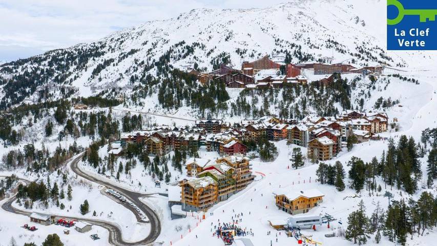 Parc de vacances pour 4 personnes, avec jacuzzi ainsi que piscine et sauna, adapté aux familles dans les Alpes francaises