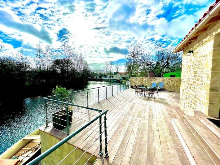 Gîte pour 4 personnes, avec vue et jardin à Magné