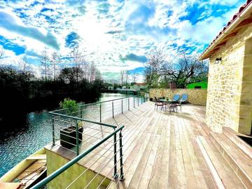 Location de vacances pour 4 personnes, avec vue et jardin à Magné