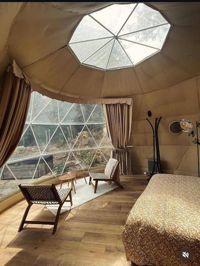 Tente pour 2 personnes, avec terrasse ainsi que jacuzzi et jardin