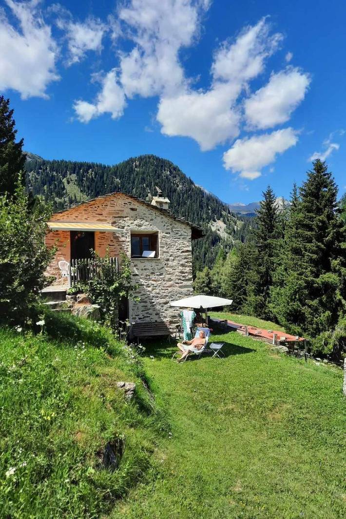 Chalet für 3 Personen, mit Balkon und Garten sowie Ausblick in Graubünden