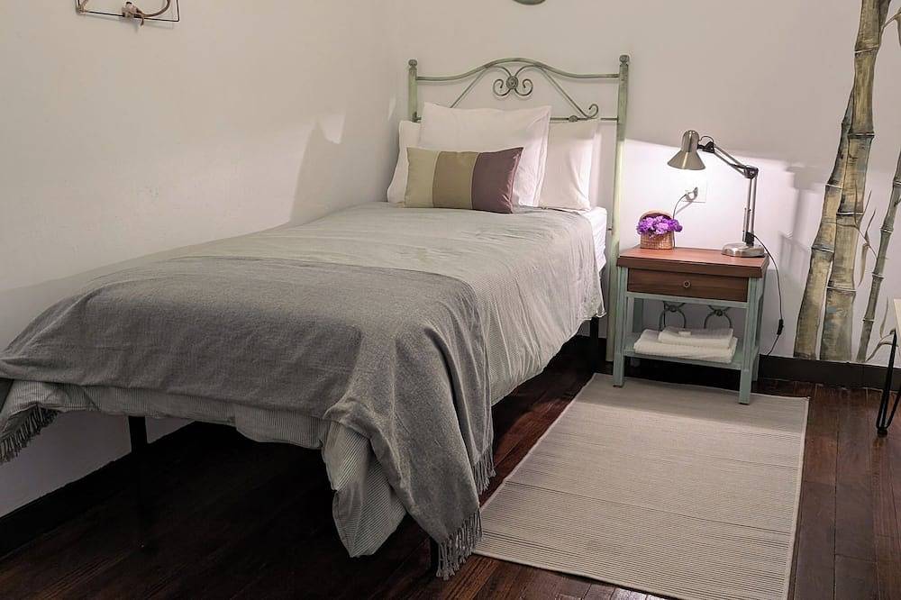 Ganze Wohnung, Apartment in charming restored village house, art & patio, relaxation. in Melide, La Coruña Provinz