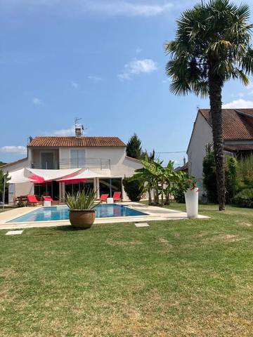 Gîte pour 10 personnes, avec vue ainsi que jardin et piscine à Trélissac
