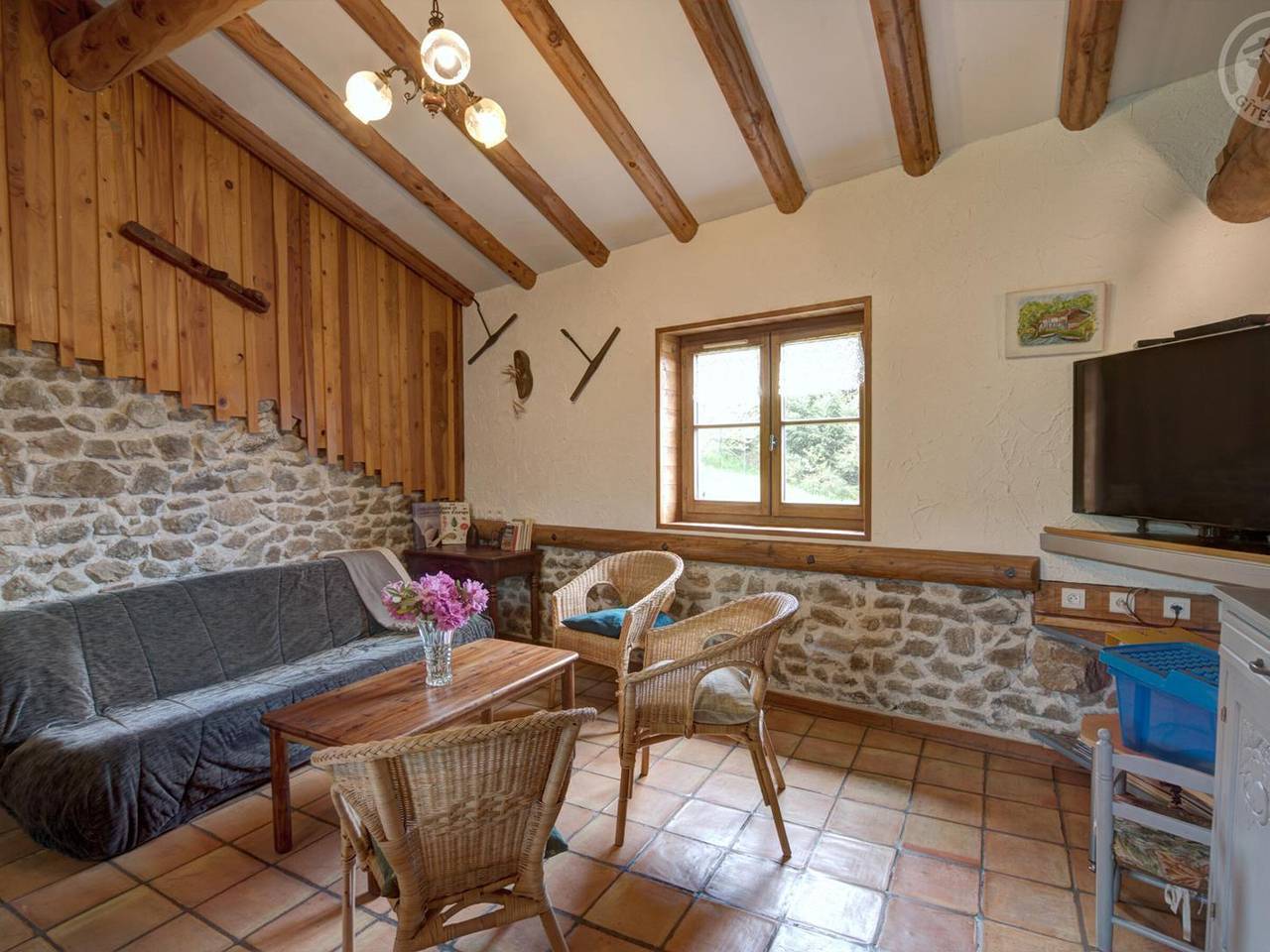 Casa Rural Ecológica a 10 min de Pistas con Wi-Fi y Entorno Tranquilo in Chalmazel, Montbrison