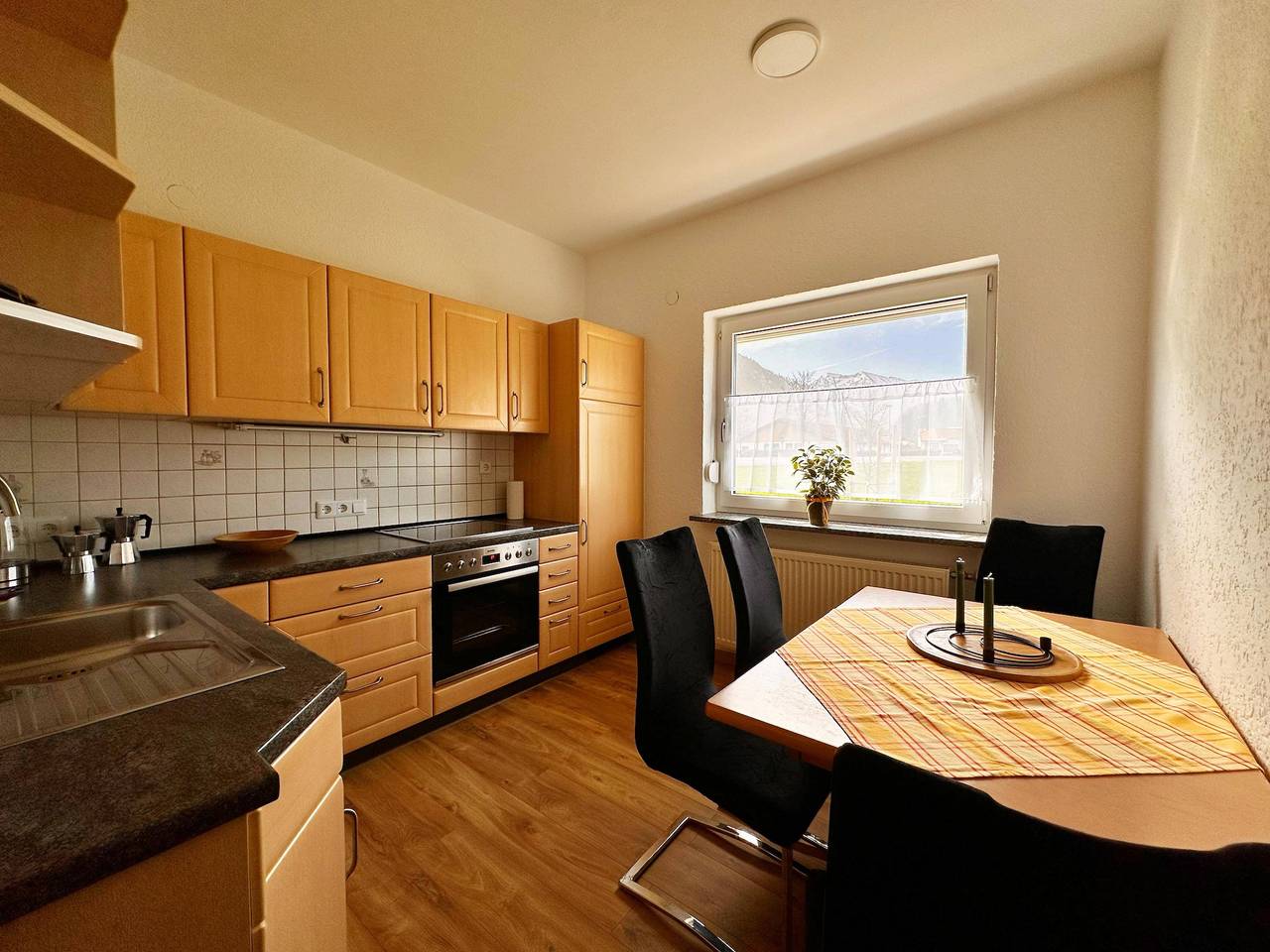 Ganze Ferienwohnung, Ferienwohnung Valentina inkl. Chiemgaukarte - Ferienwohnung 63 qm, Terrasse mit Blick auf die Berge, Schlafzi., Wohnzi., Duwc, max.4 Pers in Ruhpolding, Bayerische Alpen
