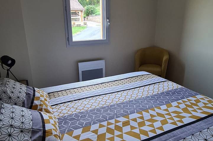Gîte pour 4 personnes, avec terrasse ainsi que jardin et piscine à Saint-Léon-sur-Vézère - 2