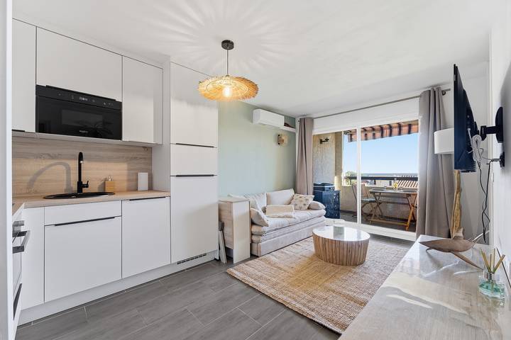 Gîte pour 4 personnes, avec Balcon ainsi que Terrasse et Piscine dans Plage de la Gaillarde