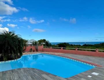 Gîte pour 4 personnes, avec piscine et terrasse ainsi que jardin et vue dans Plage de l’Anse Vinaigri