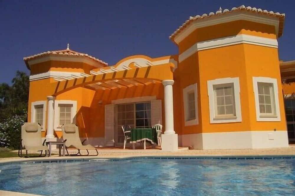 Cosy 3 bedroom private pool villa,Wifi,1250m² mature evergreen private gardens in Portimão, Faro District