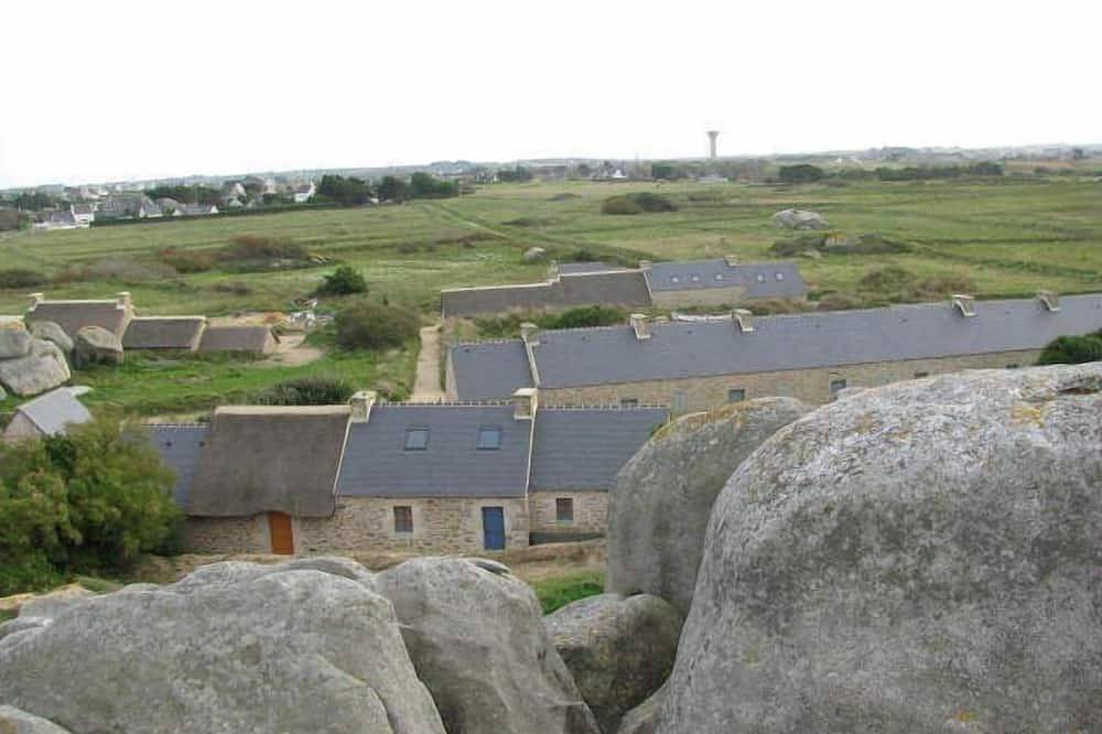 Pequeña casa de pescadores con jardín cerrado a 800 m de playas de arena. in Kerlouan, Región de Brest