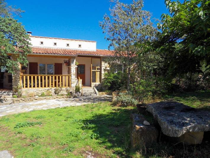 Gîte pour 6 personnes, avec Terrasse ainsi que Jardin et Piscine