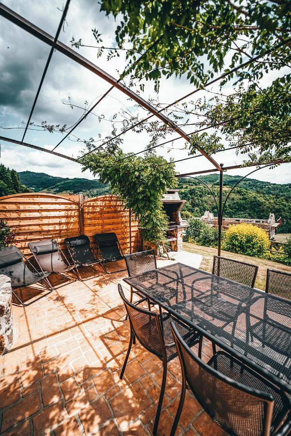 Location de vacances pour 6 personnes, avec vue et piscine ainsi que terrasse et jardin, animaux acceptés à Labatie-d'Andaure - 2